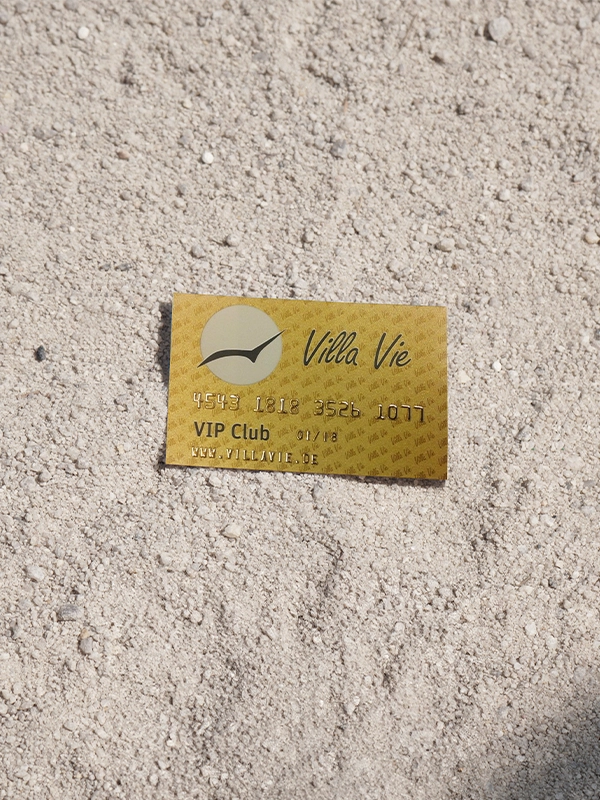 Zu sehen ist die Villa Vie VIP Member Card, mit der man exklusive Rabatte und Vorteile erhält.