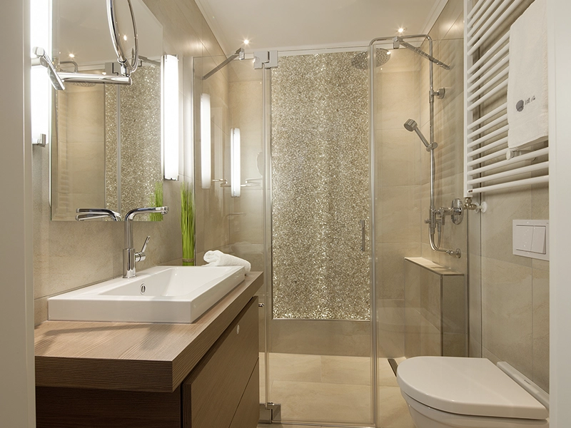 Blick in das Apartment Maison N°3 der Villa Vie auf Norderney. Zu sehen ist das luxuriöse Badezimmer mit Dusche.