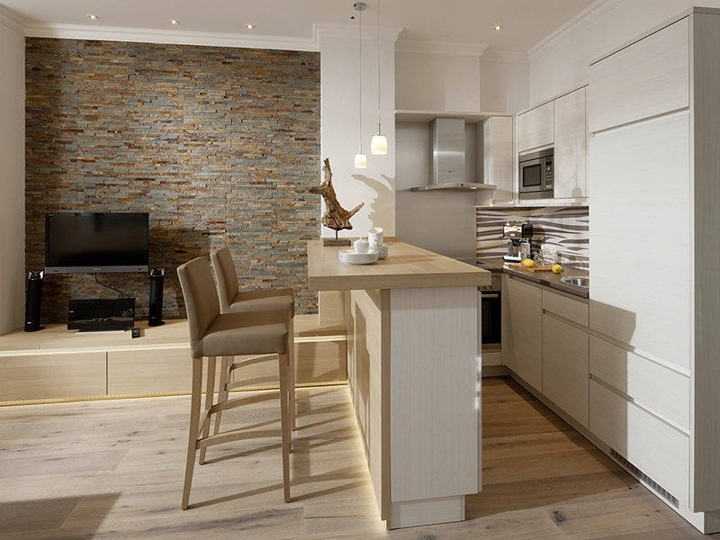 Blick in das Apartment Maison N°3 der Villa Vie auf Norderney. Zu sehen ist der moderne Küchenbereich.