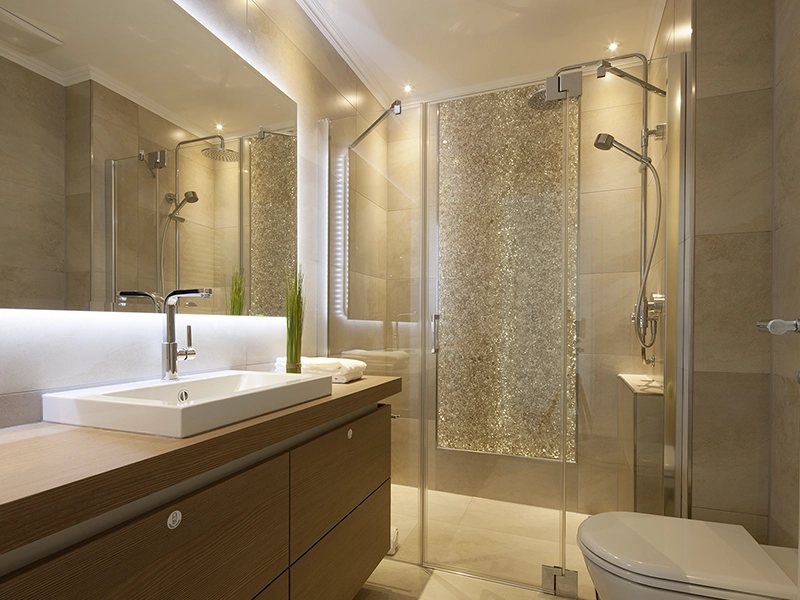 Blick in das Apartment Maison N°4 der Villa Vie auf Norderney. Zu sehen ist das hochwertige und edle Badezimmer mit Toilette, Waschbecken und Dusche.
