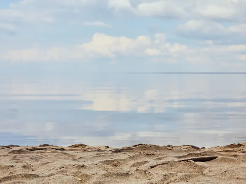 Ein Blick vom Strand auf die vollkommen ruhige See der Norderney.