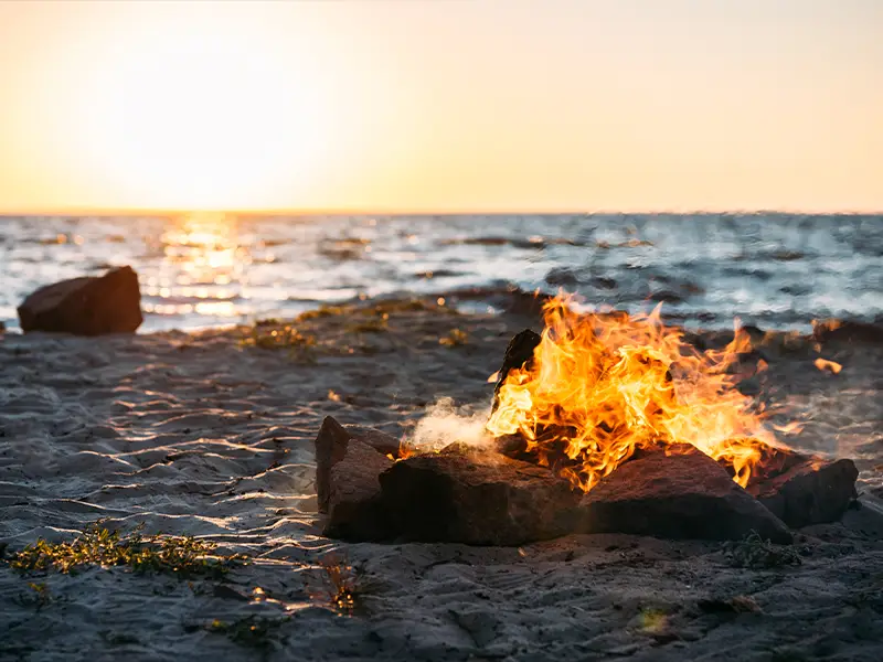 Zu sehen ist das Osterfeuer am Strand auf Norderney.