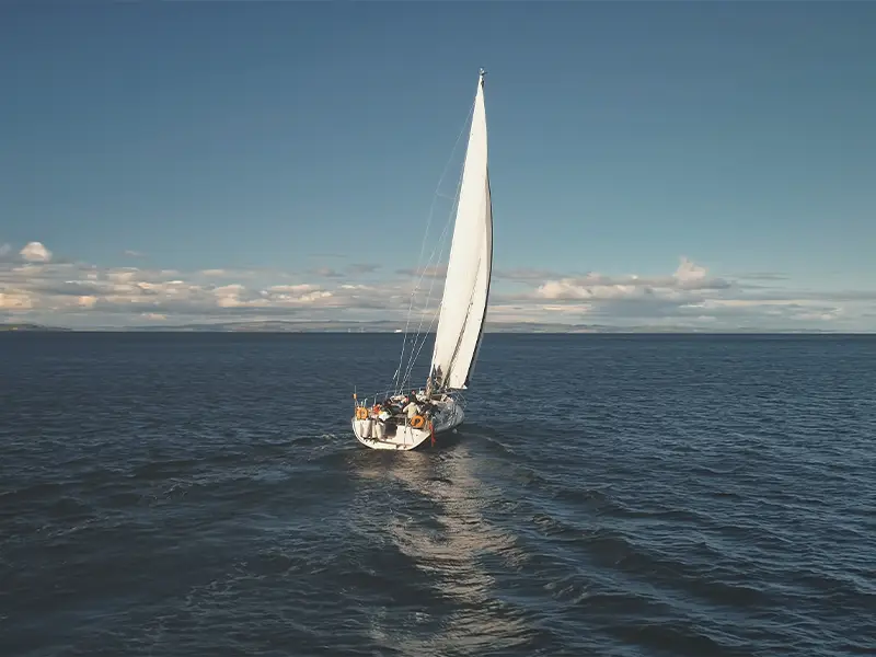 Zu sehen ist ein Segelschiff auf der Norderney mit sonnigem Wetter.