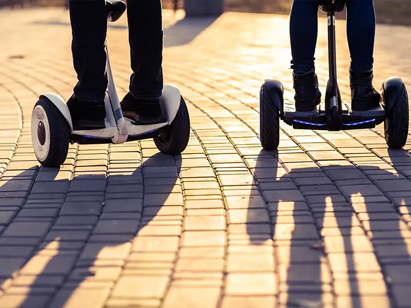 Zu sehen sind zwei Segway Fahrer, die die Norderney entspannt erkunden.