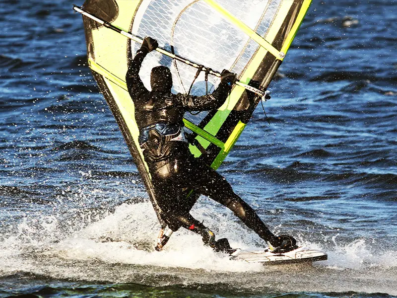 Auf dem Bild ist ein Windsurfer, der auf den Welle der Norderney reitet.