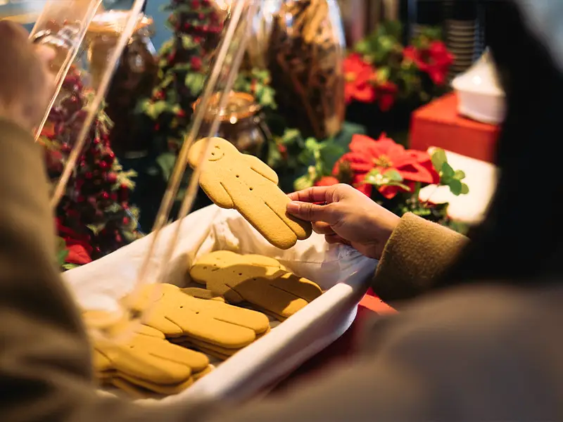 Eine Nahaufnahme eines Weihnachtskeks auf dem Weihnachtsmarkt Winterzauber auf Norderney.