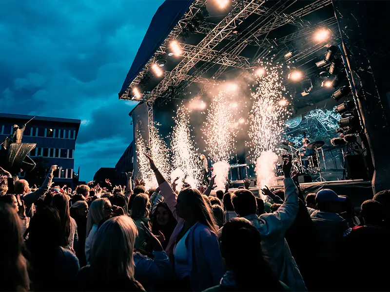 Zu sehen ist ein Festival mit einer Bühne auf Feuerwerk auf Norderney.