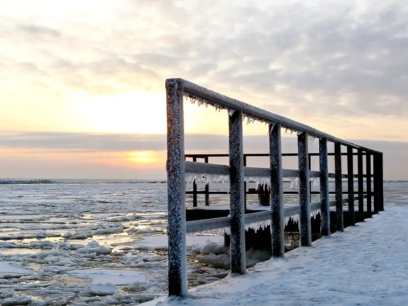Zu sehen ist ein wunderschöner Blick auf den verschneiten Ozean der Norderney.