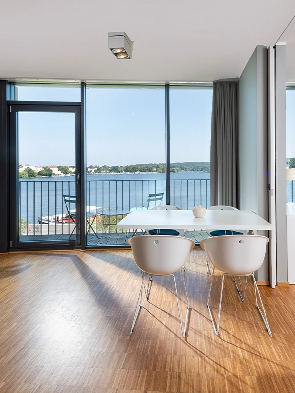 Ein Bild von einem Zimmer im Wave Hotel in Potsdam mit Blick aufs Wasser.
