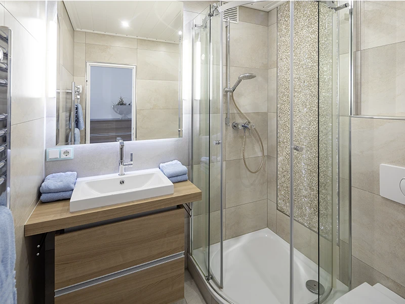 Modernes Badezimmer im Apartment Nordseeblick mit Dusche und Waschbecken
