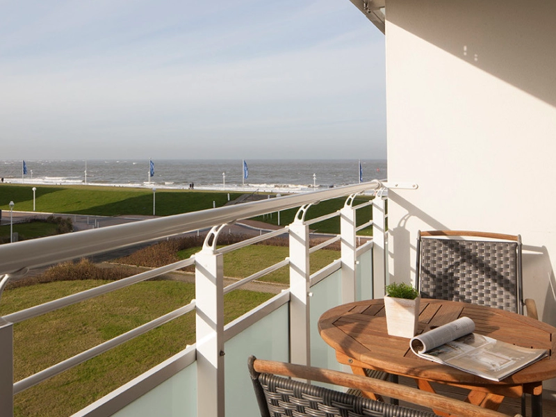 Das Apartment Nordseeblick der Villa Vie auf Norderney. Auf dem Bild sieht man den Ausblick aus dem Balkon des Apartments direkt auf das Meer.