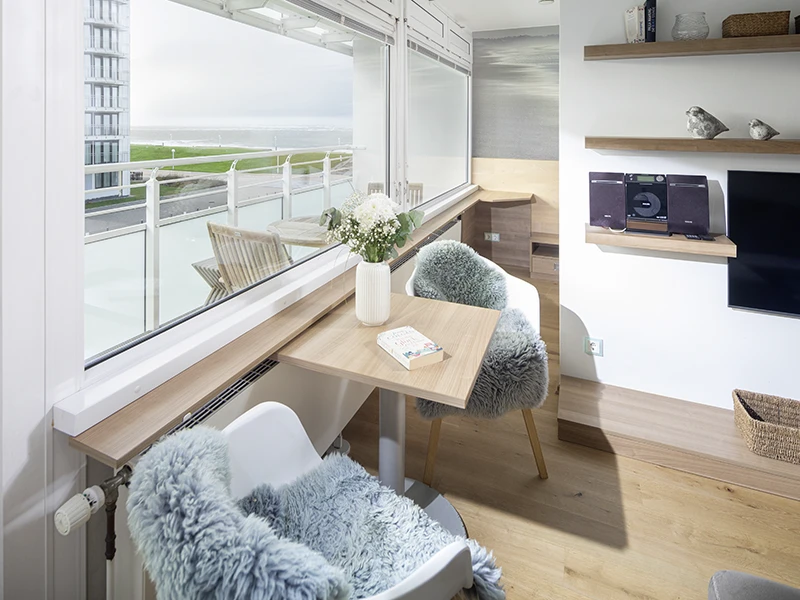 Sitzplatz am Fenster im Apartment Nordseeblick mit Blick auf die Nordsee und Balkon
