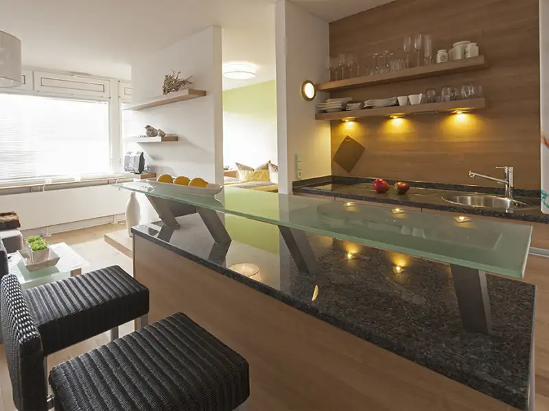 Das Apartment Nordseeblick der Villa Vie auf Norderney. Auf dem Bild sieht man die Küche in Nahaufnahme.
